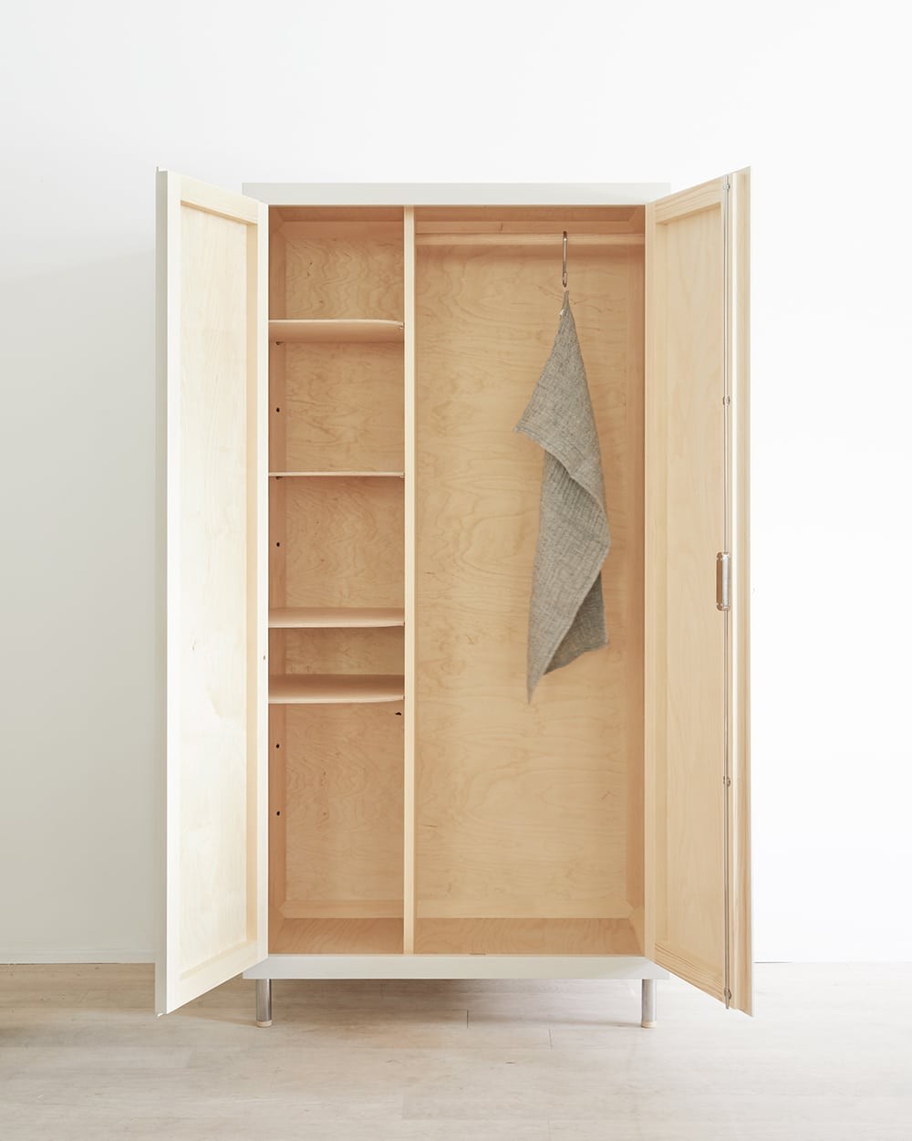 V3: Eindrittel (5 Tablare (1/3) sowie Kleiderstange (2/3))